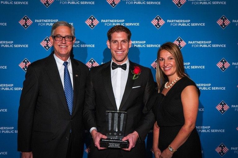 Andy Rabens poses with his Sammies award alongside former Deputy Secretary of State for Management and Resources Heather Higginbottom (right) and Doug Conant, Founder and CEO, ConantLeadership (left).

